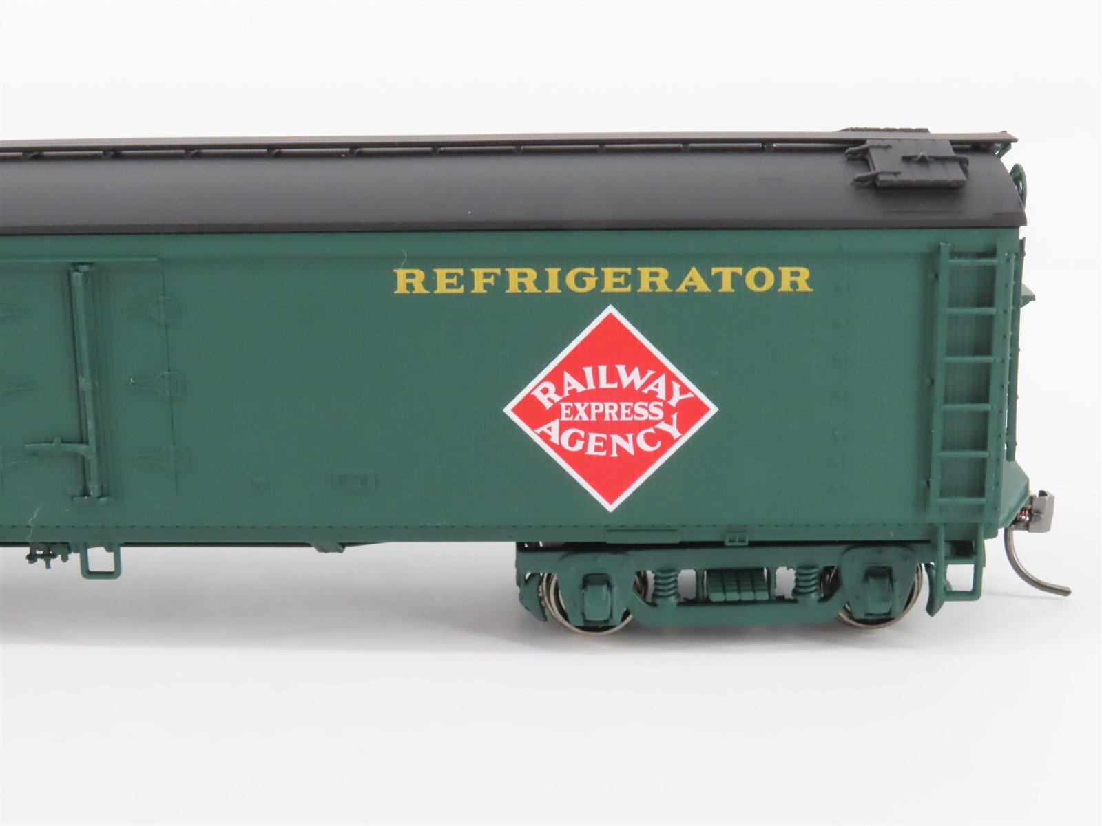HO Scale Walthers 932-5492 GACX REA Railway Express Agency Wood Reefer #379