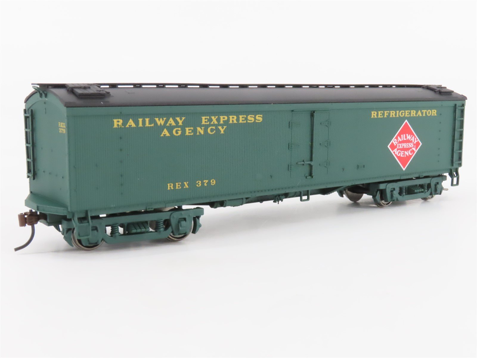 HO Scale Walthers 932-5492 GACX REA Railway Express Agency Wood Reefer #379