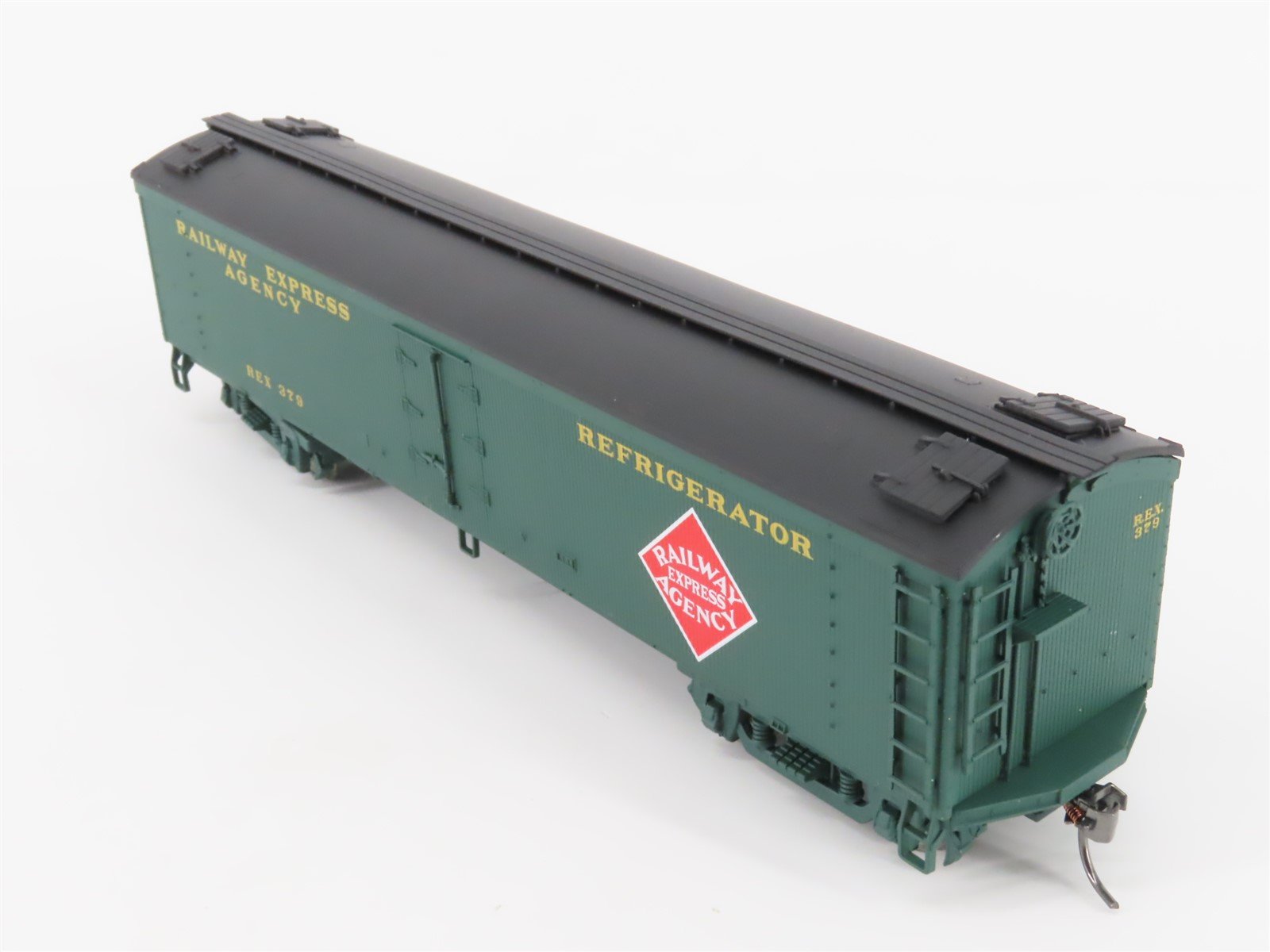 HO Scale Walthers 932-5492 GACX REA Railway Express Agency Wood Reefer #379