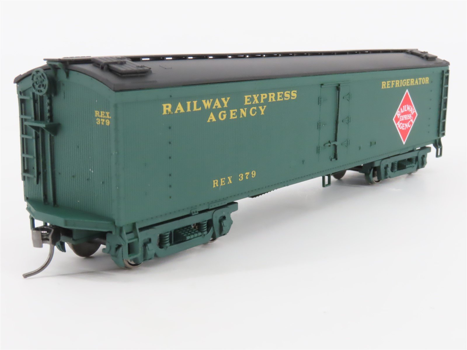 HO Scale Walthers 932-5492 GACX REA Railway Express Agency Wood Reefer #379