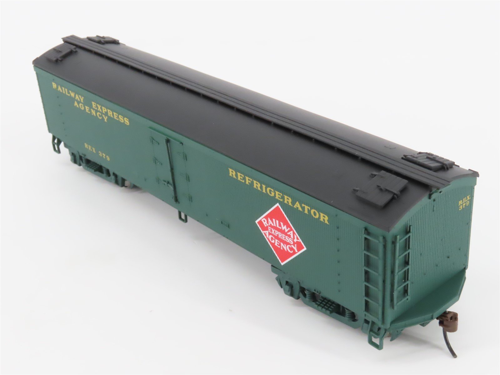 HO Scale Walthers 932-5492 GACX REA Railway Express Agency Wood Reefer #379