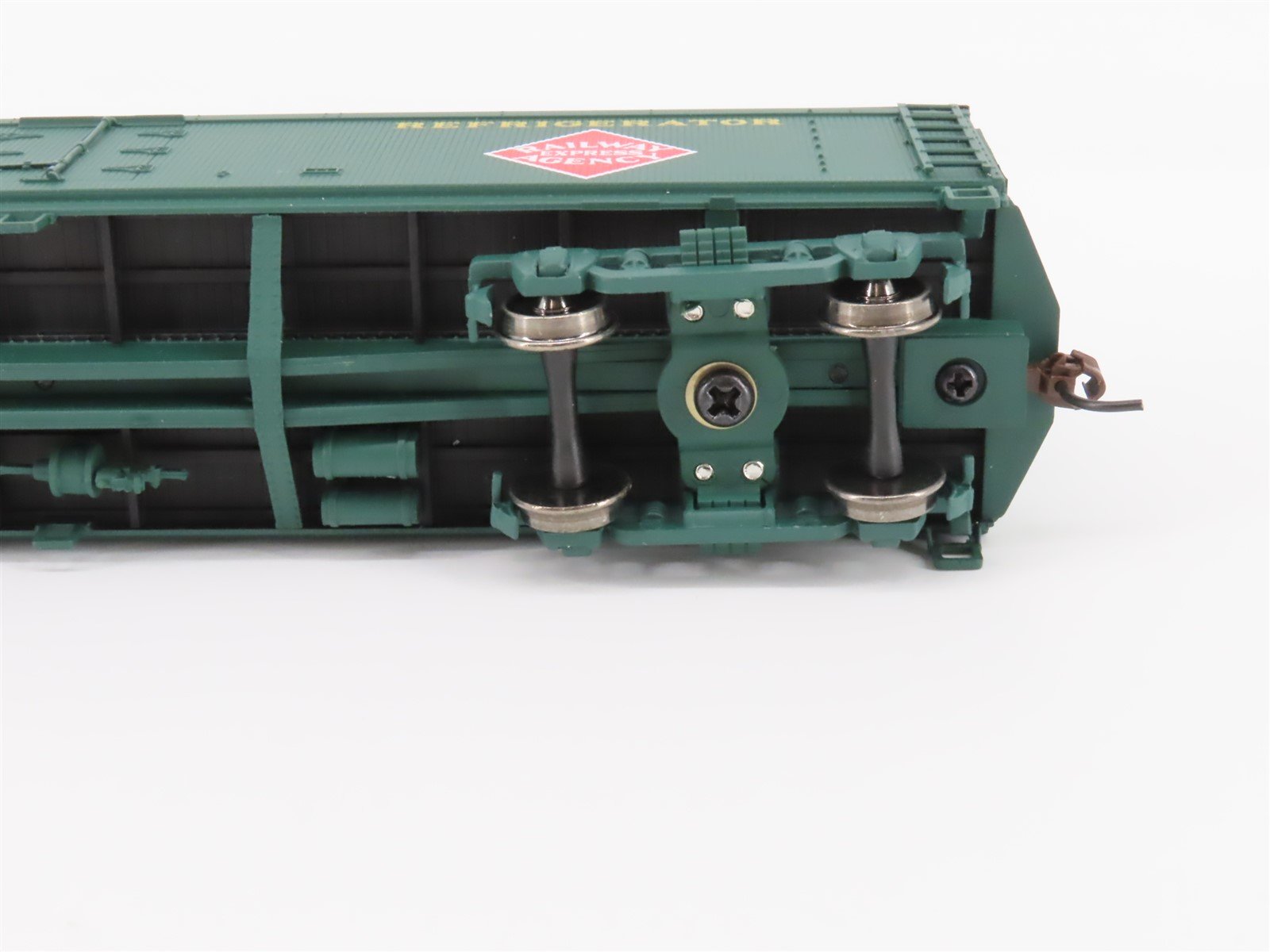 HO Scale Walthers 932-5492 GACX REA Railway Express Agency Wood Reefer #379