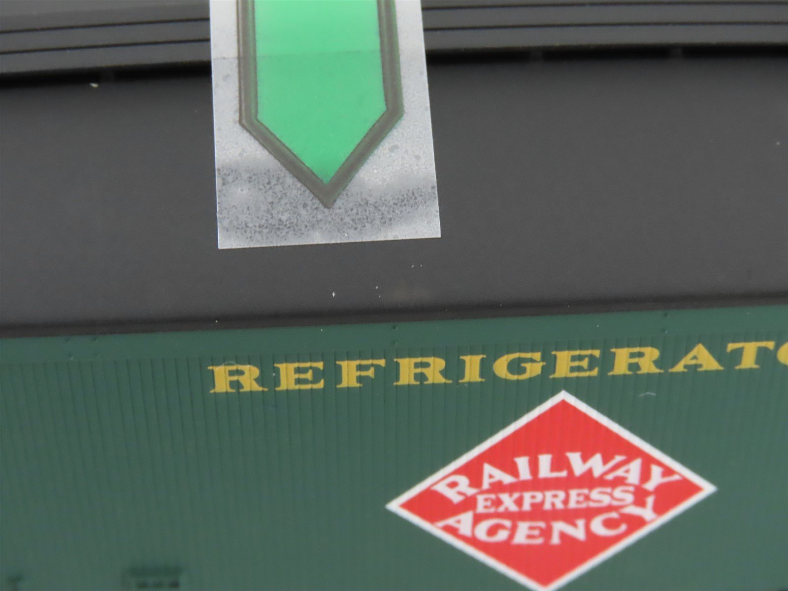 HO Scale Walthers 932-5492 GACX REA Railway Express Agency Wood Reefer #379