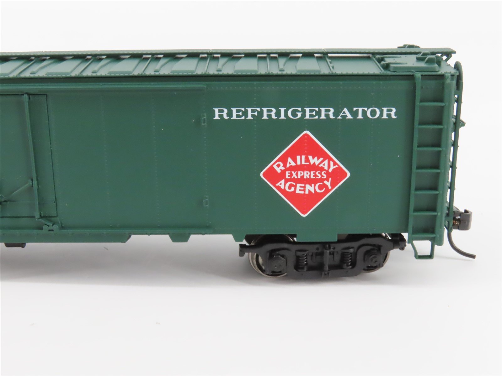 HO Scale Walthers 932-6241 REA Railway Express Agency 50' Reefer #379