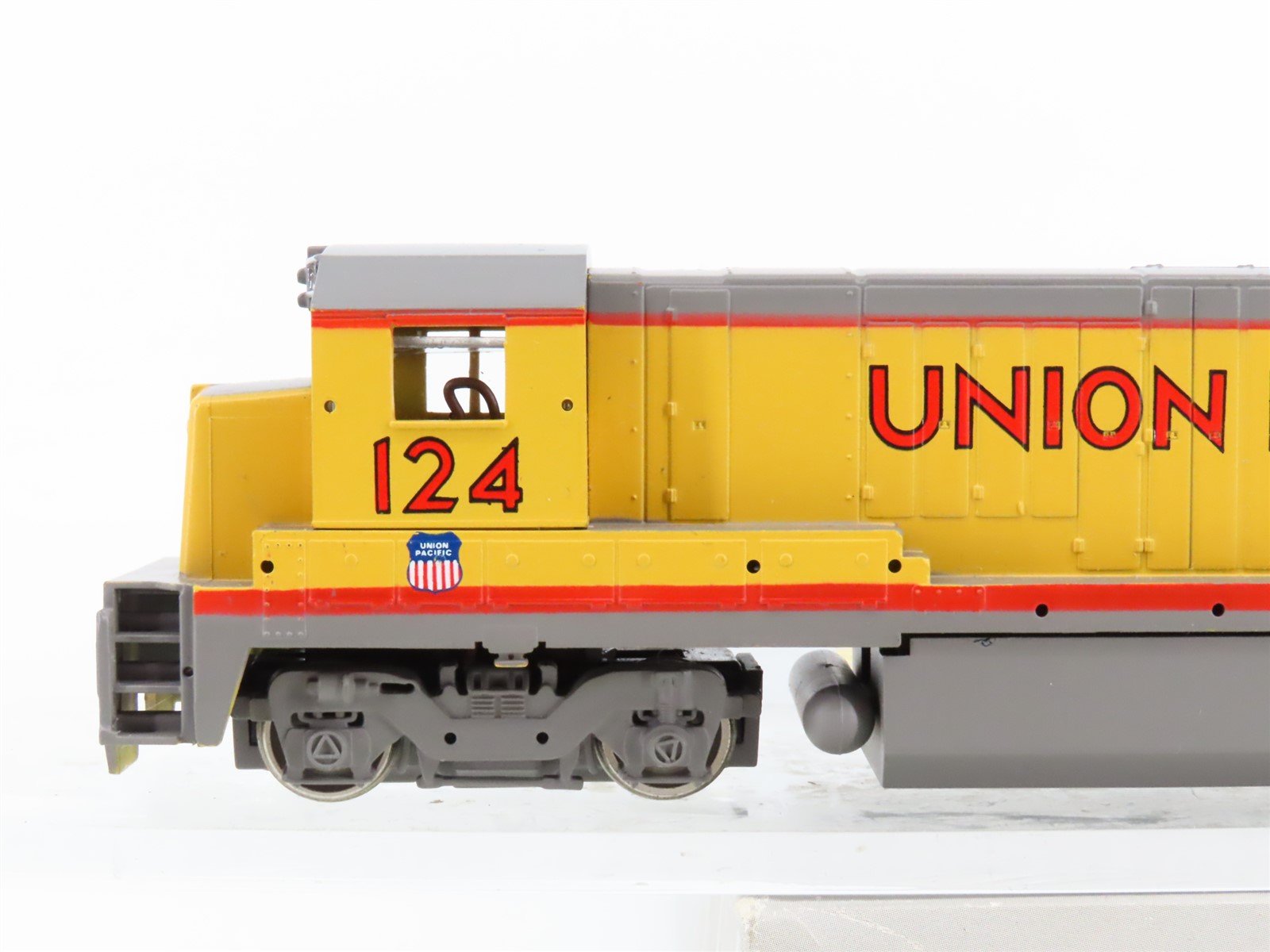 HO Scale Bachmann 31102 UP Union Pacific B23-7 Diesel Locomotive #124