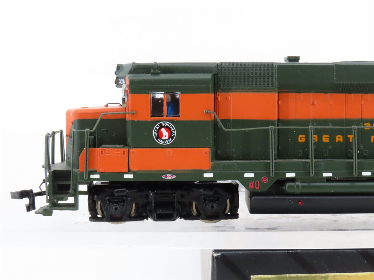 HO Scale Bachmann 41-0825-11 GN Great Northern GP30 Diesel Locomotive #3016