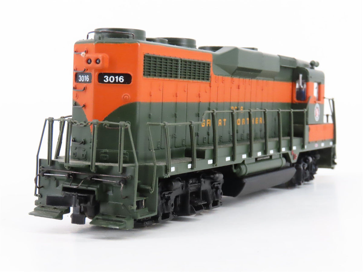 HO Scale Bachmann 41-0825-11 GN Great Northern GP30 Diesel Locomotive #3016