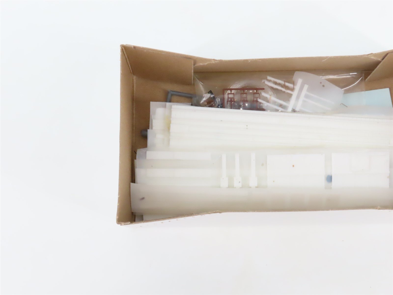 HO Scale Funaro & Camerlengo Kit 3701 GN Great Northern 40' Box Car w/ Decals