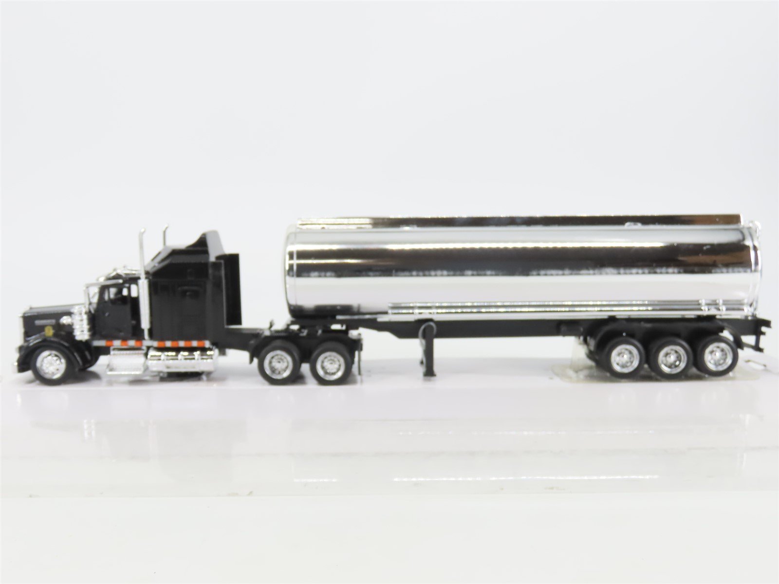 1:43 Scale New-Ray SS-15323A Die-Cast Kenworth W900 Tanker Truck