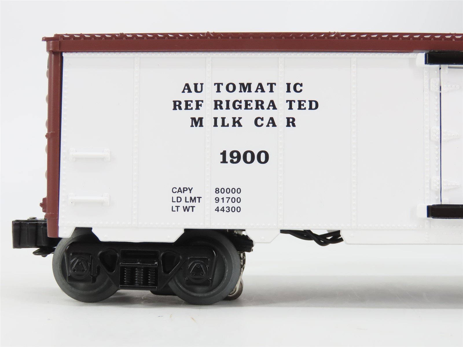 O Gauge 3-Rail Lionel 2028310 Lionel Lines Milk Car with Platform #1900