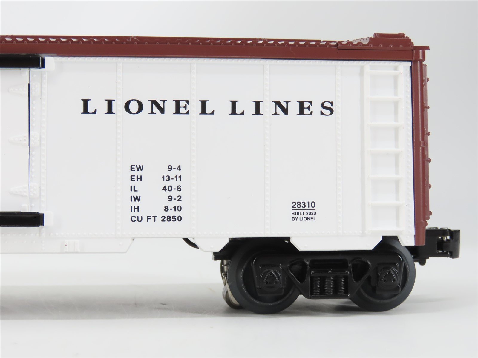 O Gauge 3-Rail Lionel 2028310 Lionel Lines Milk Car with Platform #1900