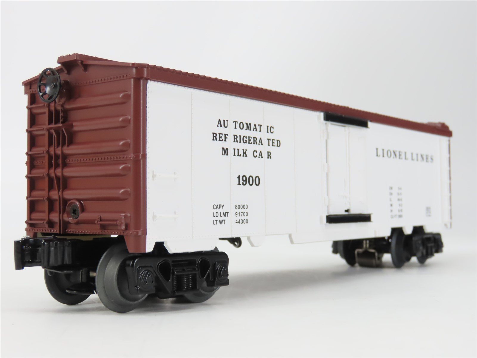 O Gauge 3-Rail Lionel 2028310 Lionel Lines Milk Car with Platform #1900