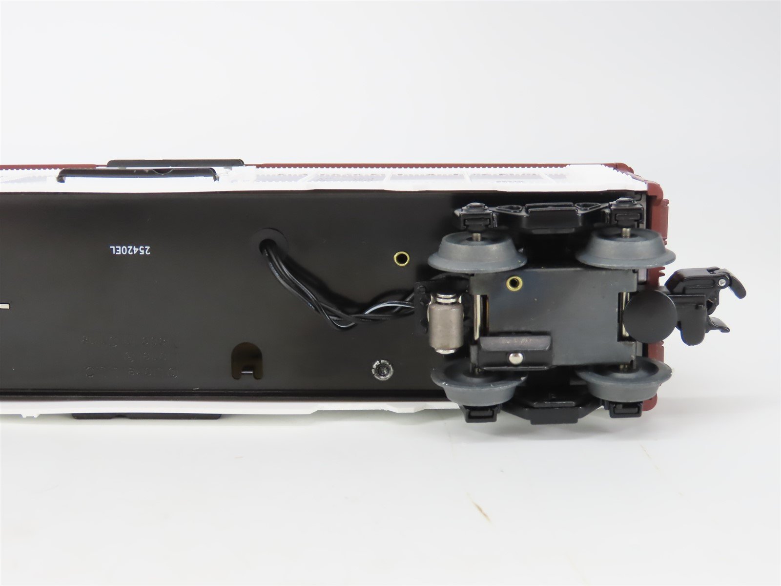 O Gauge 3-Rail Lionel 2028310 Lionel Lines Milk Car with Platform #1900