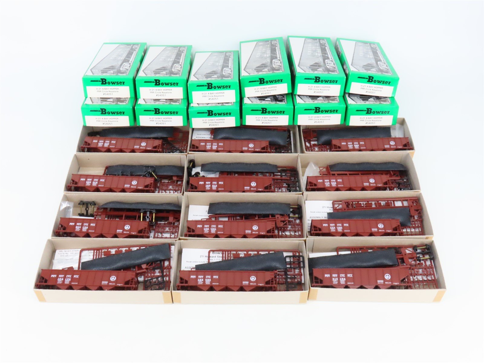 LOT of 12 HO Scale Bowser Kits 54051 PRR Circle Keystone 4-Bay Hoppers w/ Loads