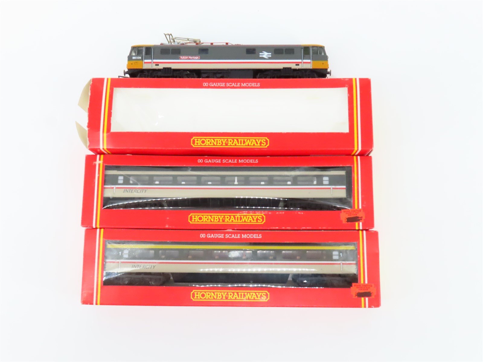 OO Scale Hornby Intercity Electric Locomotive #86228 w/ 2 Passenger Cars