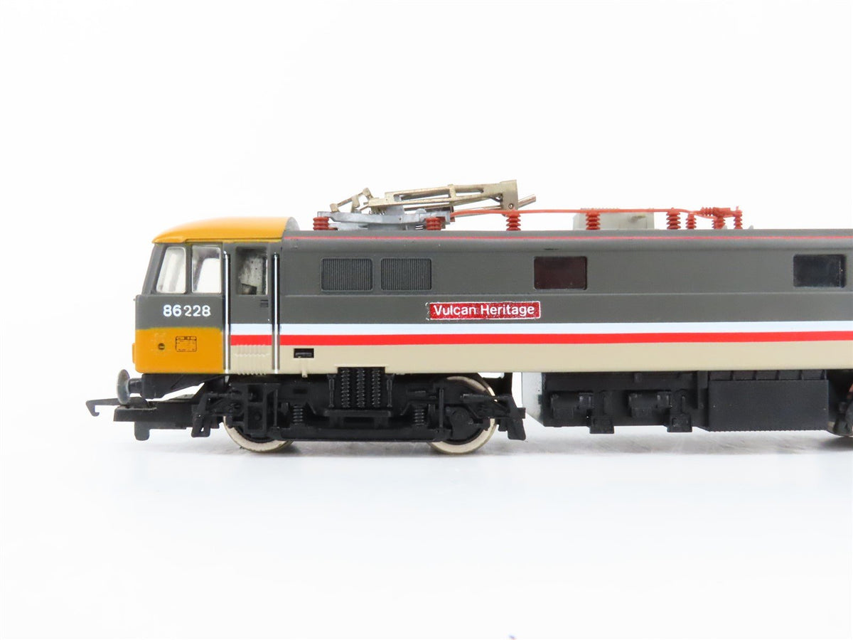 OO Scale Hornby Intercity Electric Locomotive #86228 w/ 2 Passenger Cars
