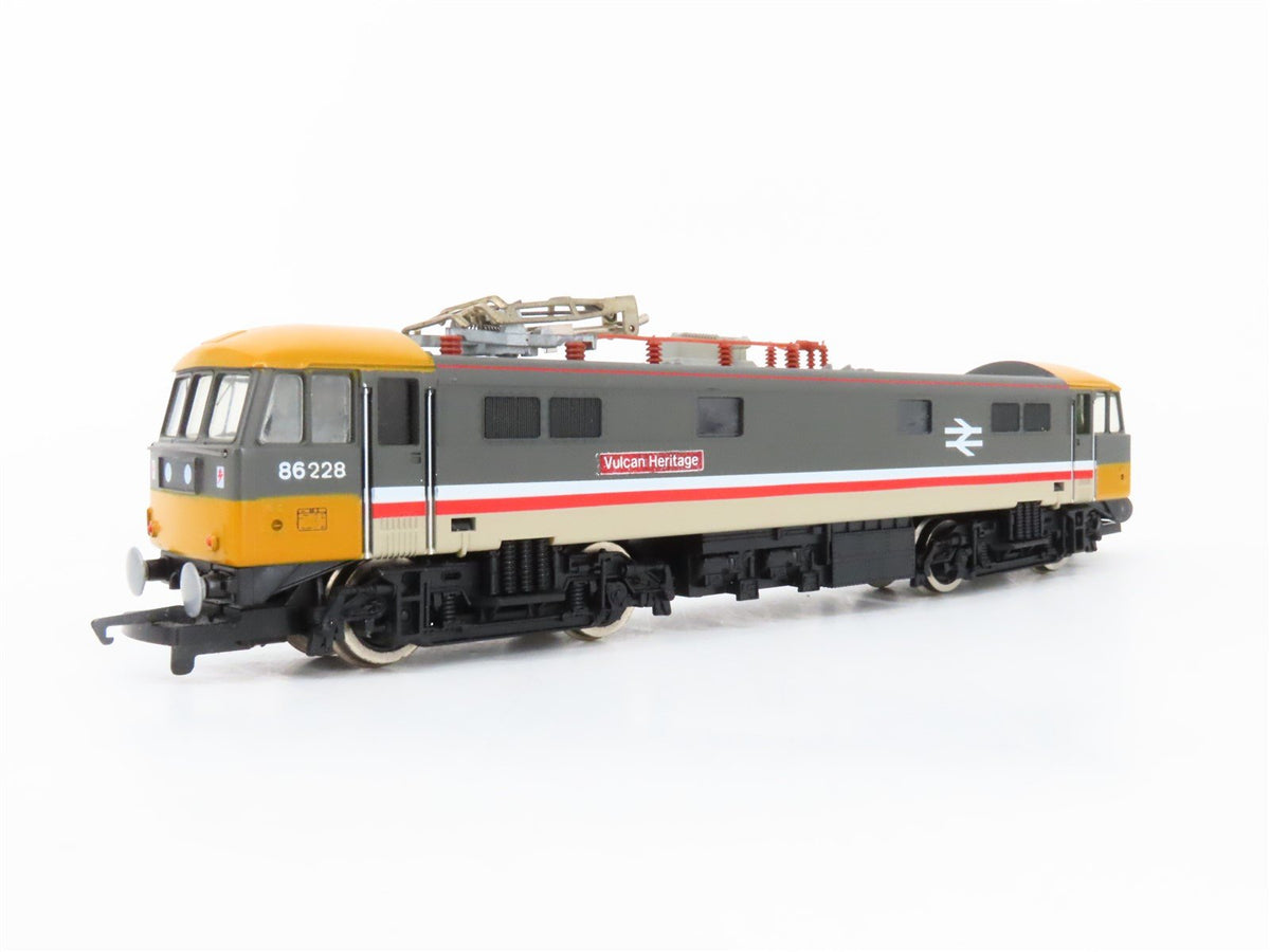 OO Scale Hornby Intercity Electric Locomotive #86228 w/ 2 Passenger Cars