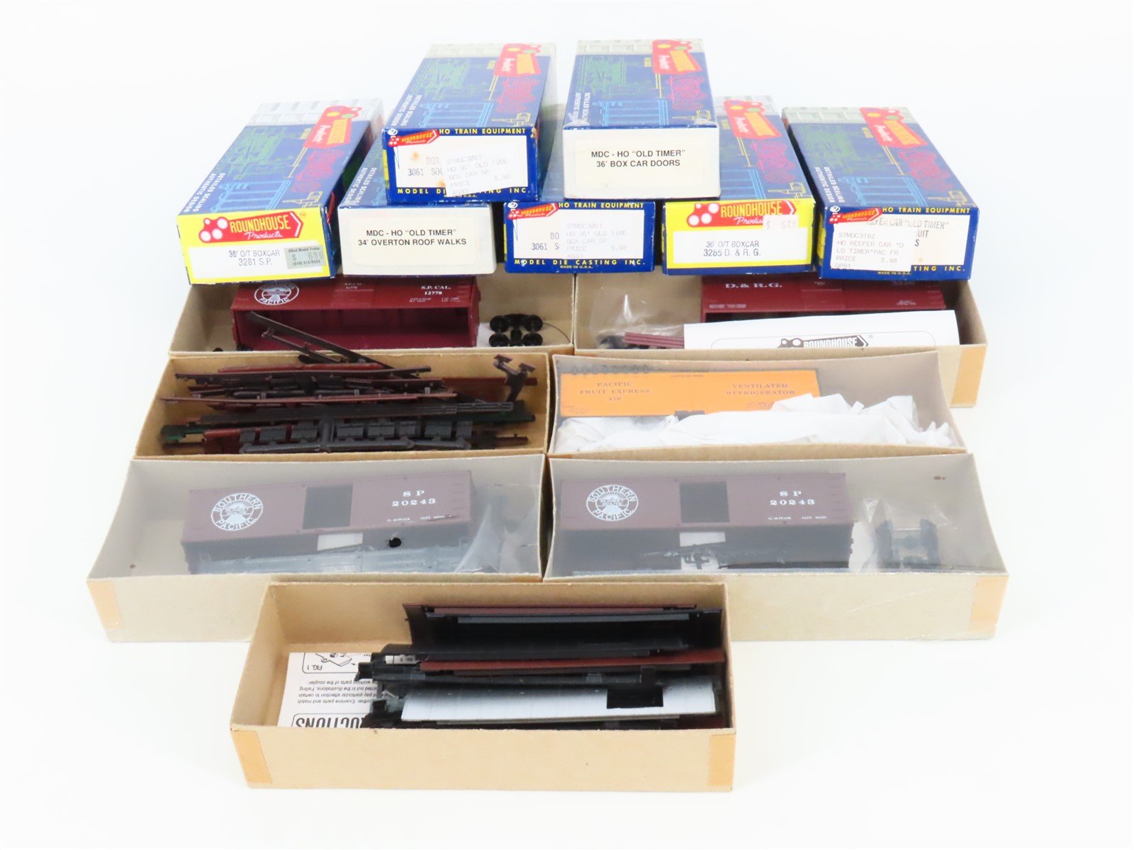 LOT of 5 HO Roundhouse Kits D&RGW/SP/PFE Reefer & Box Cars + Assorted Parts