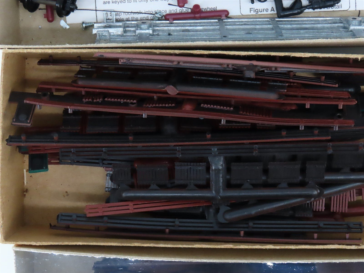 LOT of 5 HO Roundhouse Kits D&amp;RGW/SP/PFE Reefer &amp; Box Cars + Assorted Parts