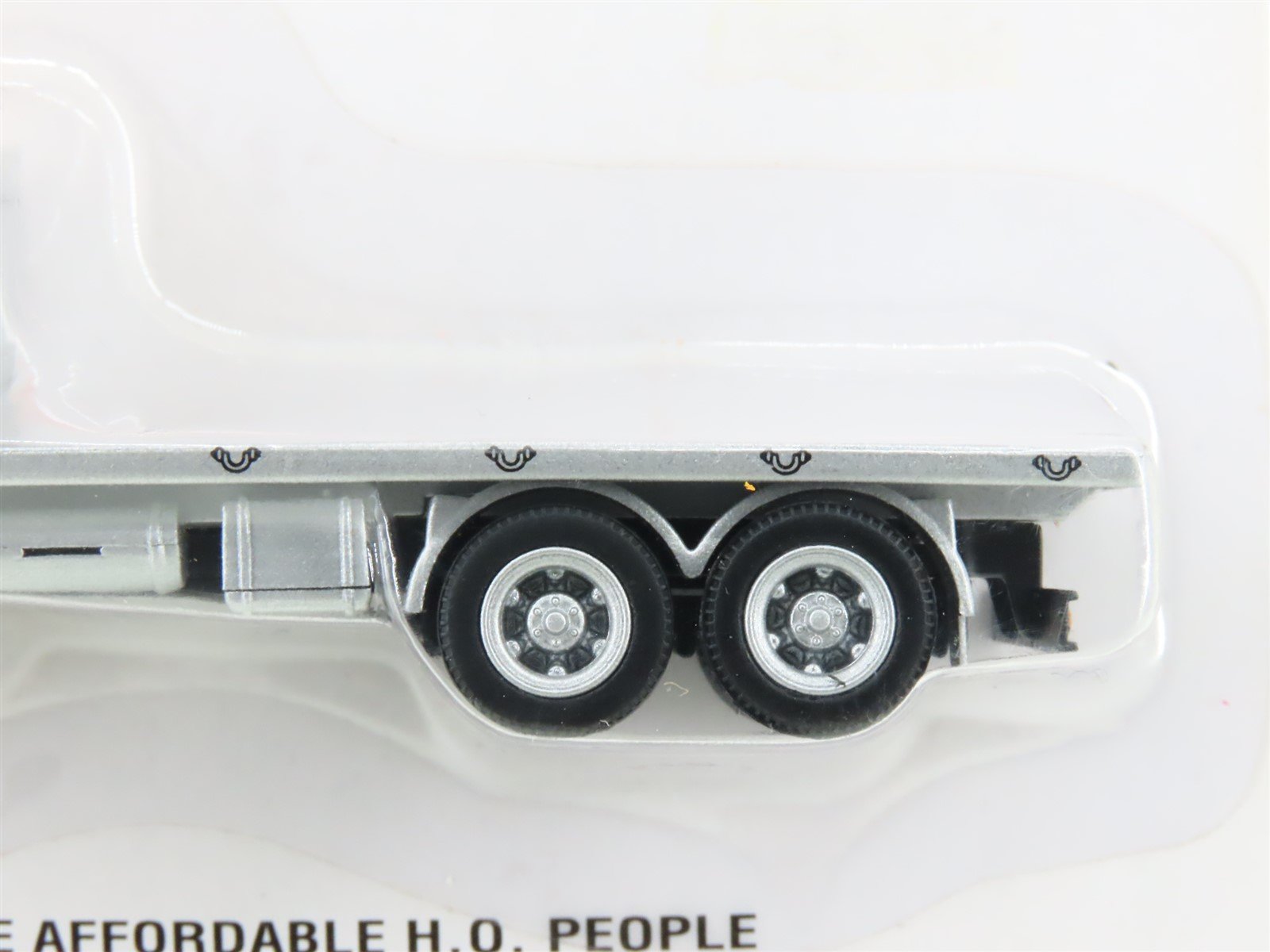 HO Scale Boley Dept 1-87 International Trucks 4013 Flatbed Truck Yellow Cab