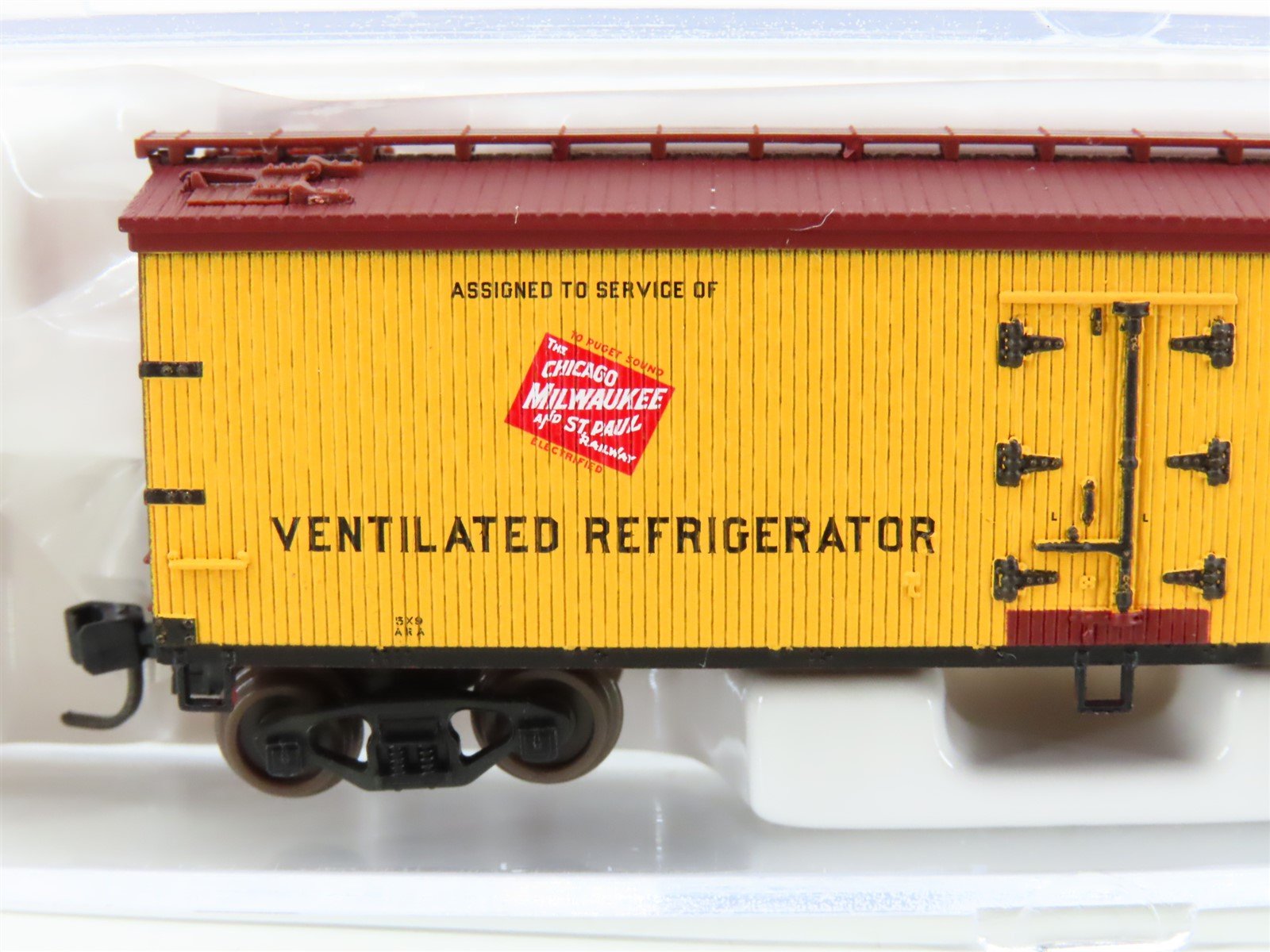 N Scale Atlas 41458 URTC Milwaukee Road 40' Woodside Reefer #85210