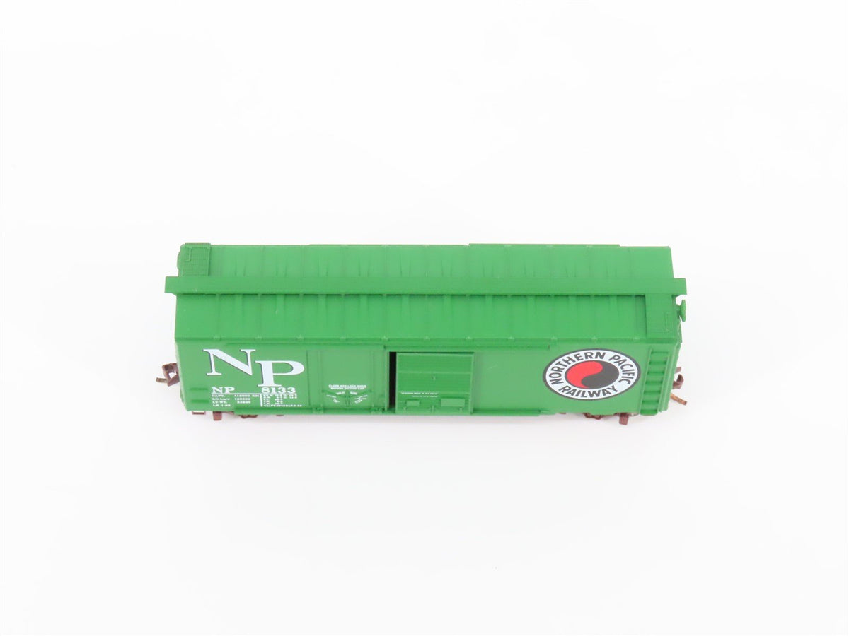 N Scale Micro-Trains MTL 22090 NP Northern Pacific Railway 40&#39; Box Car #8133