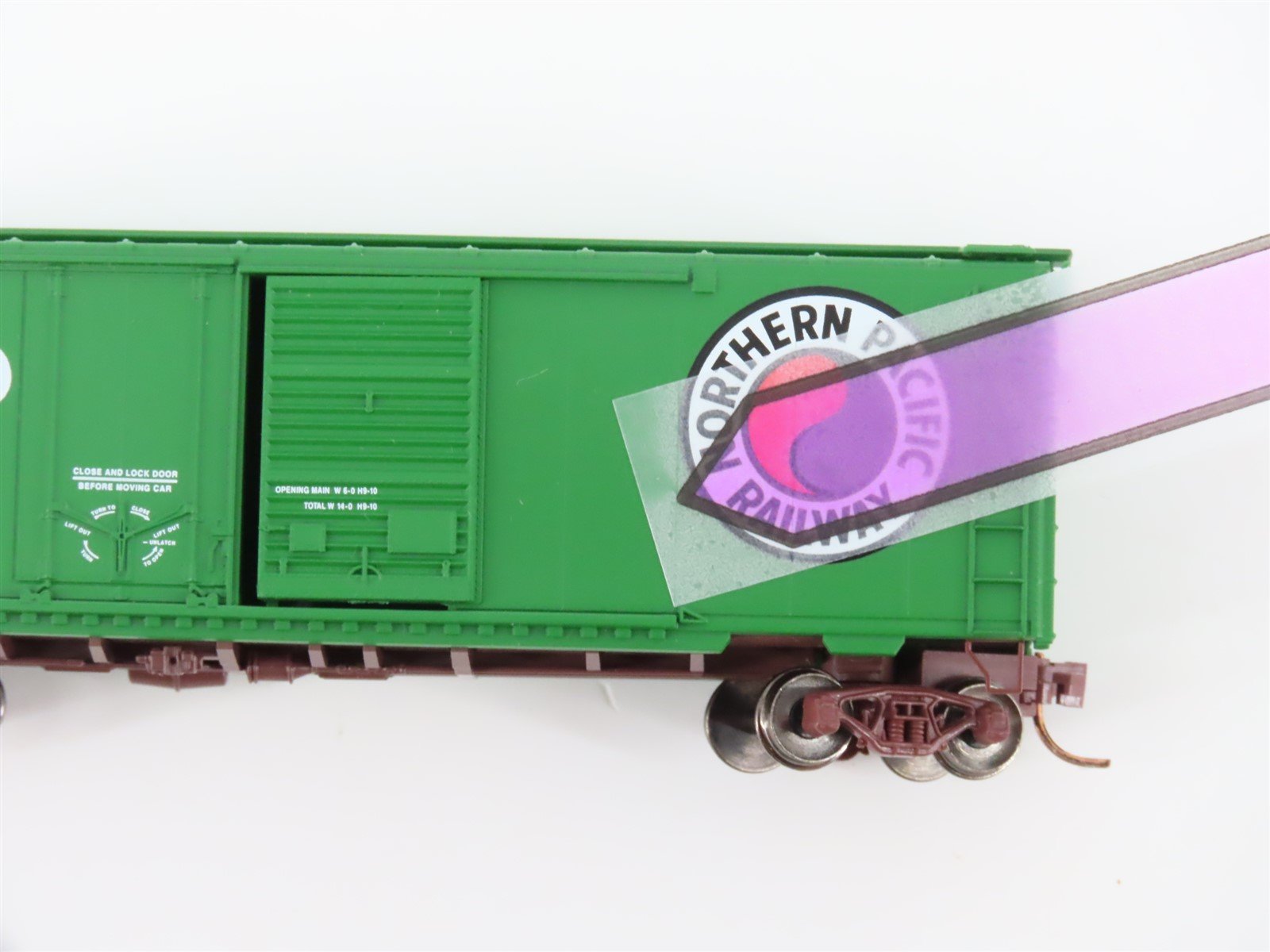 N Scale Micro-Trains MTL 22090 NP Northern Pacific Railway 40' Box Car #8133