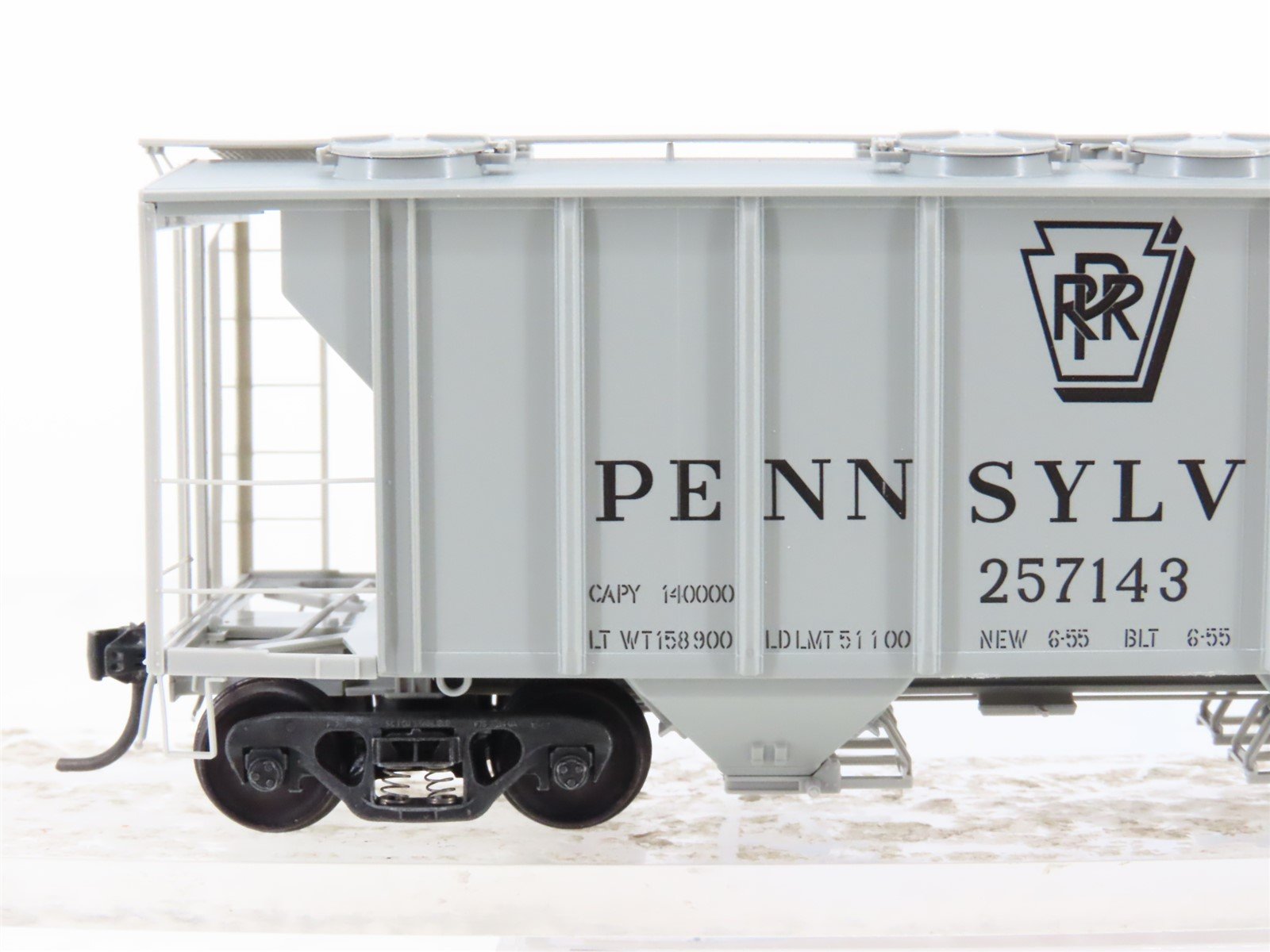 HO Scale Kadee 8321 PRR Pennsylvania Railroad 2-Bay Covered Hopper #257143