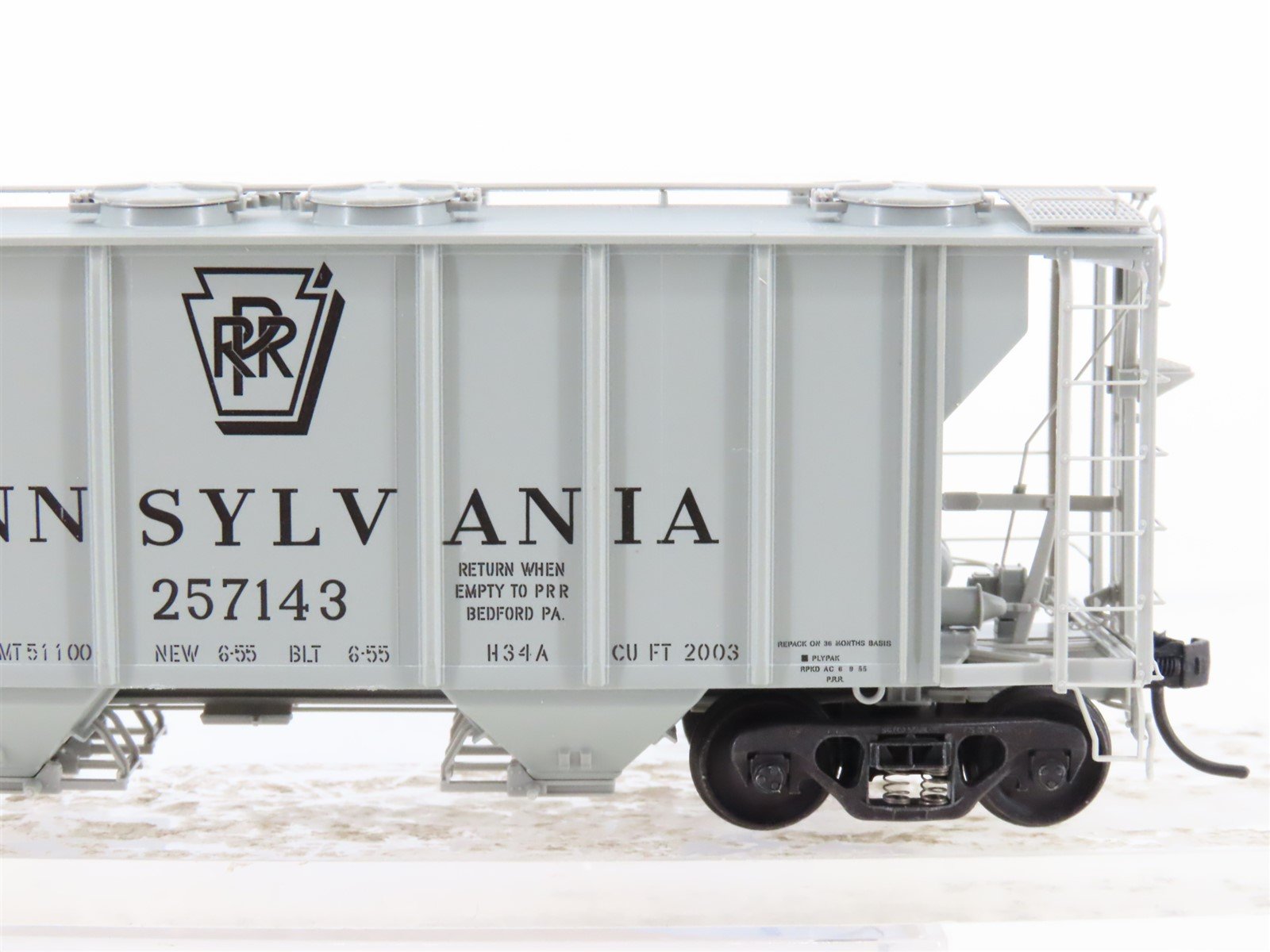 HO Scale Kadee 8321 PRR Pennsylvania Railroad 2-Bay Covered Hopper #257143