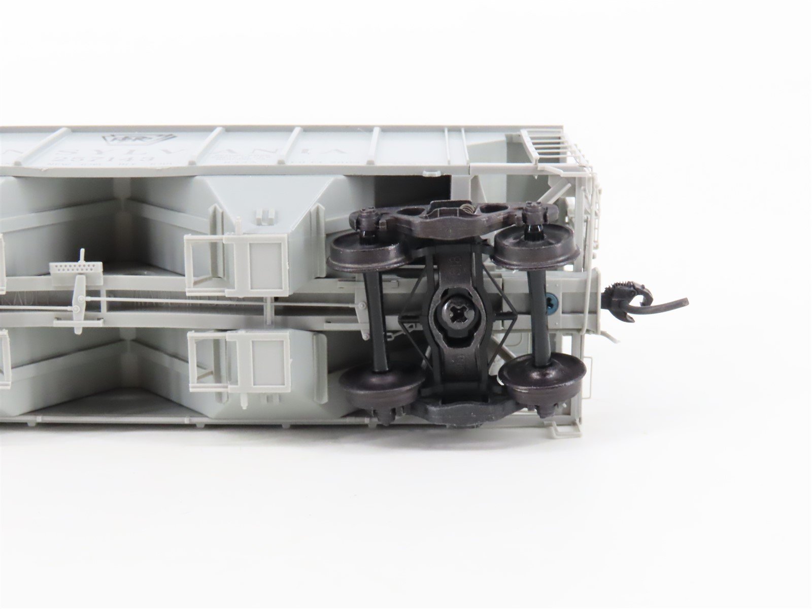 HO Scale Kadee 8321 PRR Pennsylvania Railroad 2-Bay Covered Hopper #257143