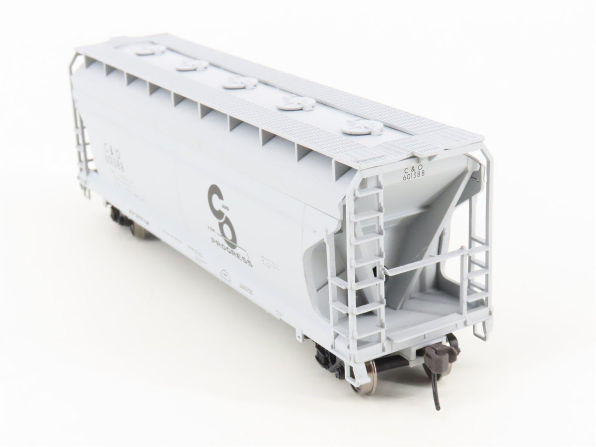 HO Scale Atlas Trainman 937 C&amp;O Chesapeake &amp; Ohio 3-Bay Covered Hopper #601388