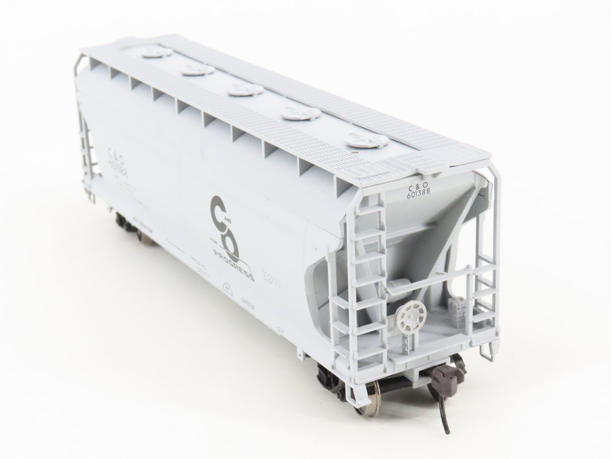 HO Scale Atlas Trainman 937 C&amp;O Chesapeake &amp; Ohio 3-Bay Covered Hopper #601388