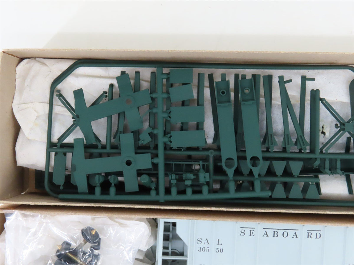 LOT of 8 HO Scale Accurail, F&amp;C, Roundhouse &amp; InterMountain Freight Car Kits