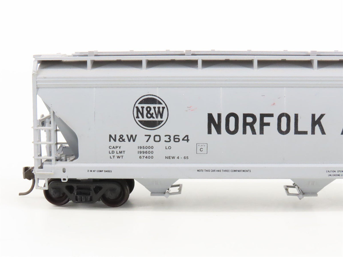 HO Scale Accurail N&amp;W Norfolk &amp; Western 3-Bay Covered Hopper #70364
