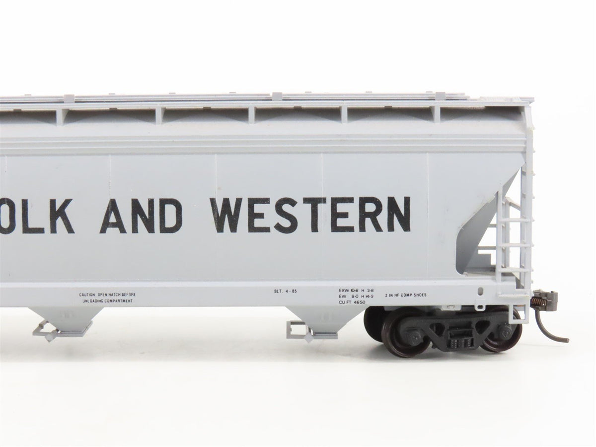 HO Scale Accurail N&amp;W Norfolk &amp; Western 3-Bay Covered Hopper #70364