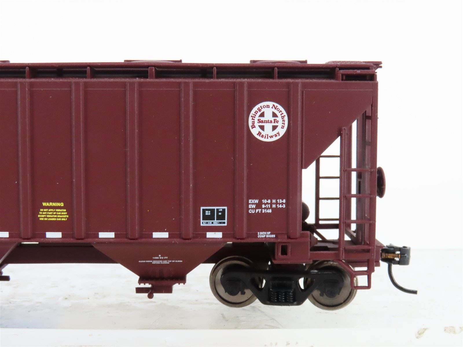 HO Scale Walthers Gold Line 932-41301 BNSF Railway 2-Bay Covered Hopper #408170