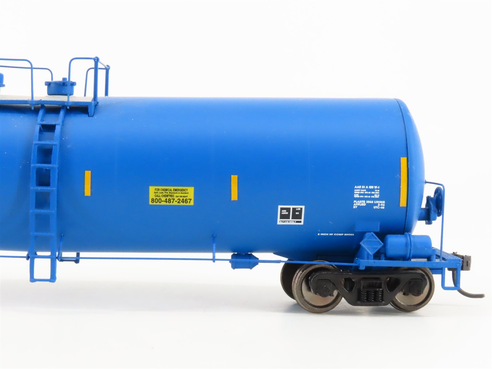 HO Scale Walthers Gold Line 932-27274 CELX 23K Gal. Funnel Flow Tank Car 2-Pack