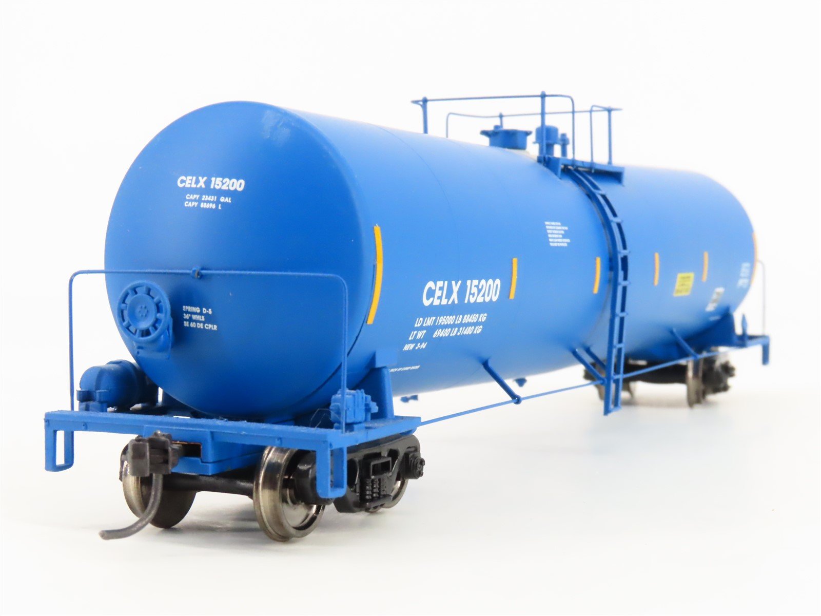 HO Scale Walthers Gold Line 932-27274 CELX 23K Gal. Funnel Flow Tank Car 2-Pack