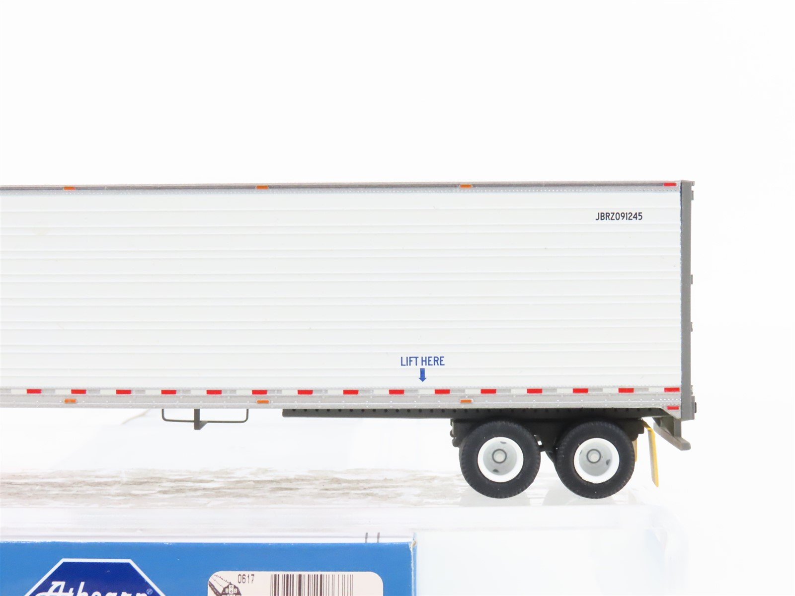 HO Scale Athearn ATH29863 JB Hunt Intermodal 53' Utility Reefer Trailer #091245