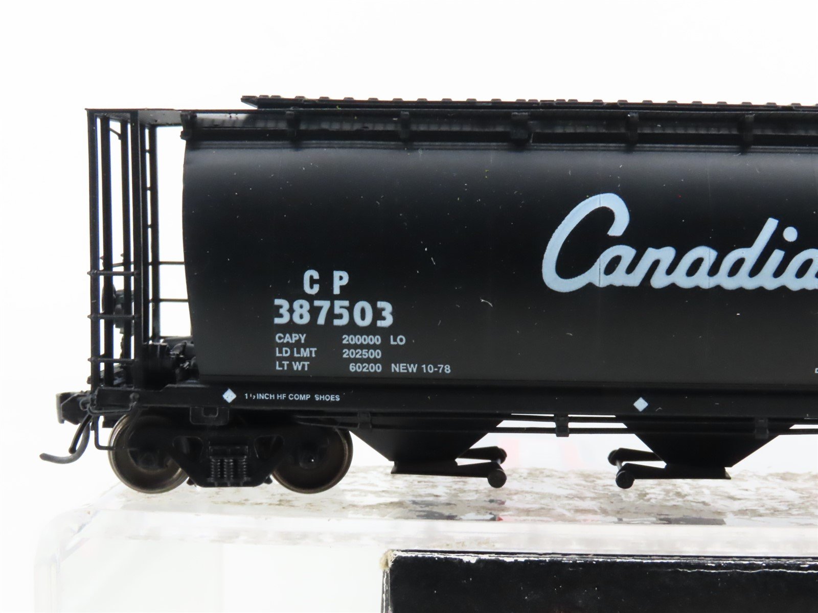 HO Scale Intermountain 45127-05 CP Black 4-Bay Cylindrical Hopper #385173