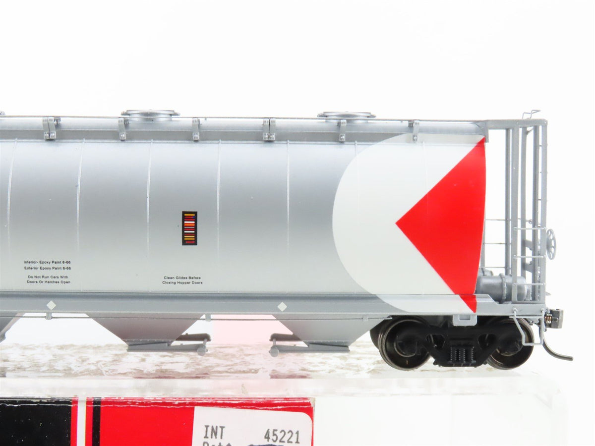 HO Scale Intermountain 45221-27 CP Rail Silver 4-Bay Cylindrical Hopper #382249