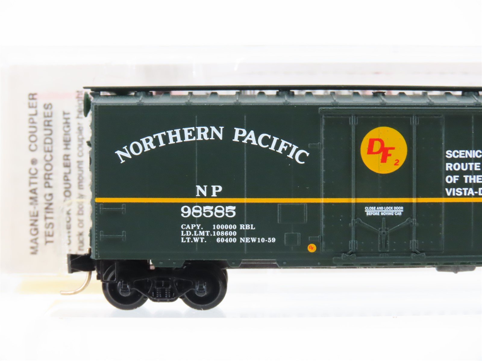 N Scale Micro-Trains MTL 21210 NP Northern Pacific 40' Plug Door Box Car #98585