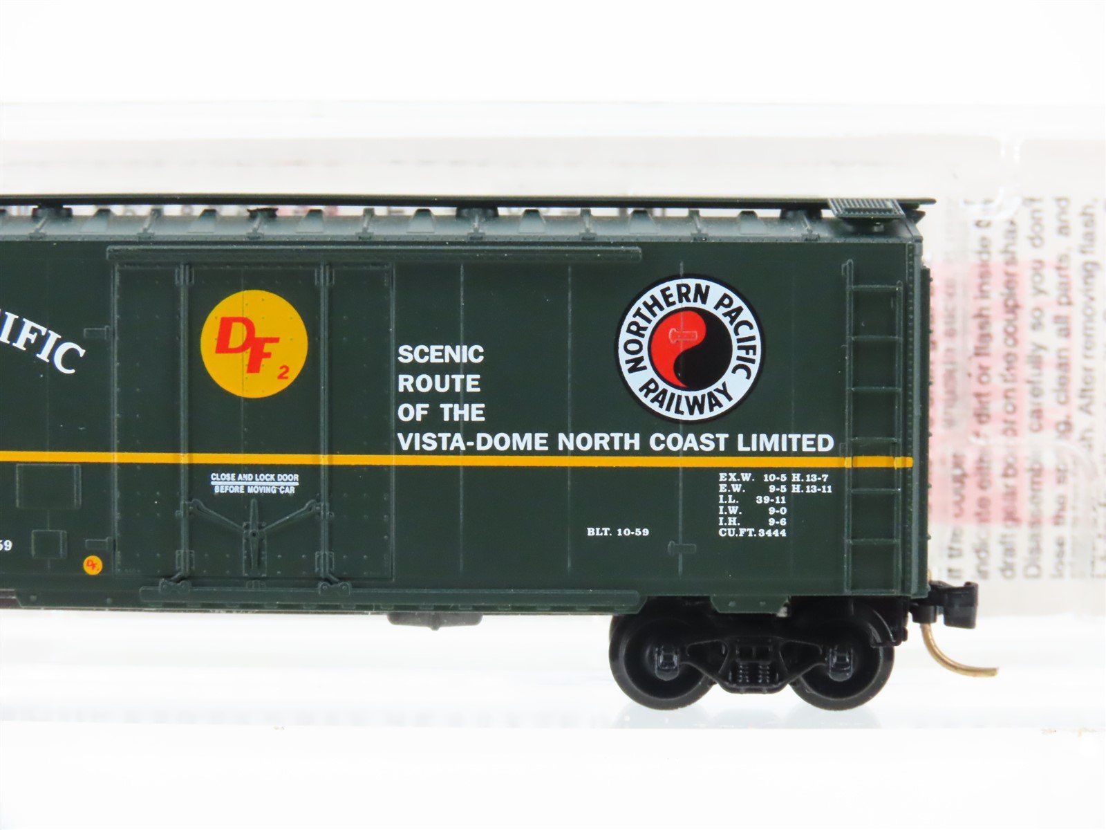 N Scale Micro-Trains MTL 21210 NP Northern Pacific 40' Plug Door Box Car #98585