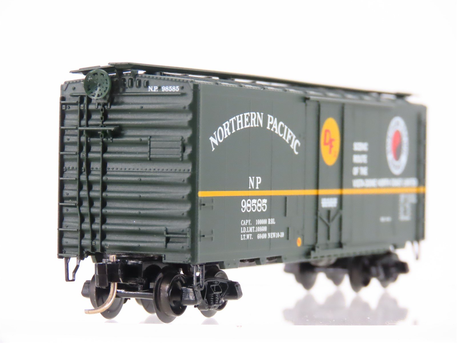 N Scale Micro-Trains MTL 21210 NP Northern Pacific 40' Plug Door Box Car #98585