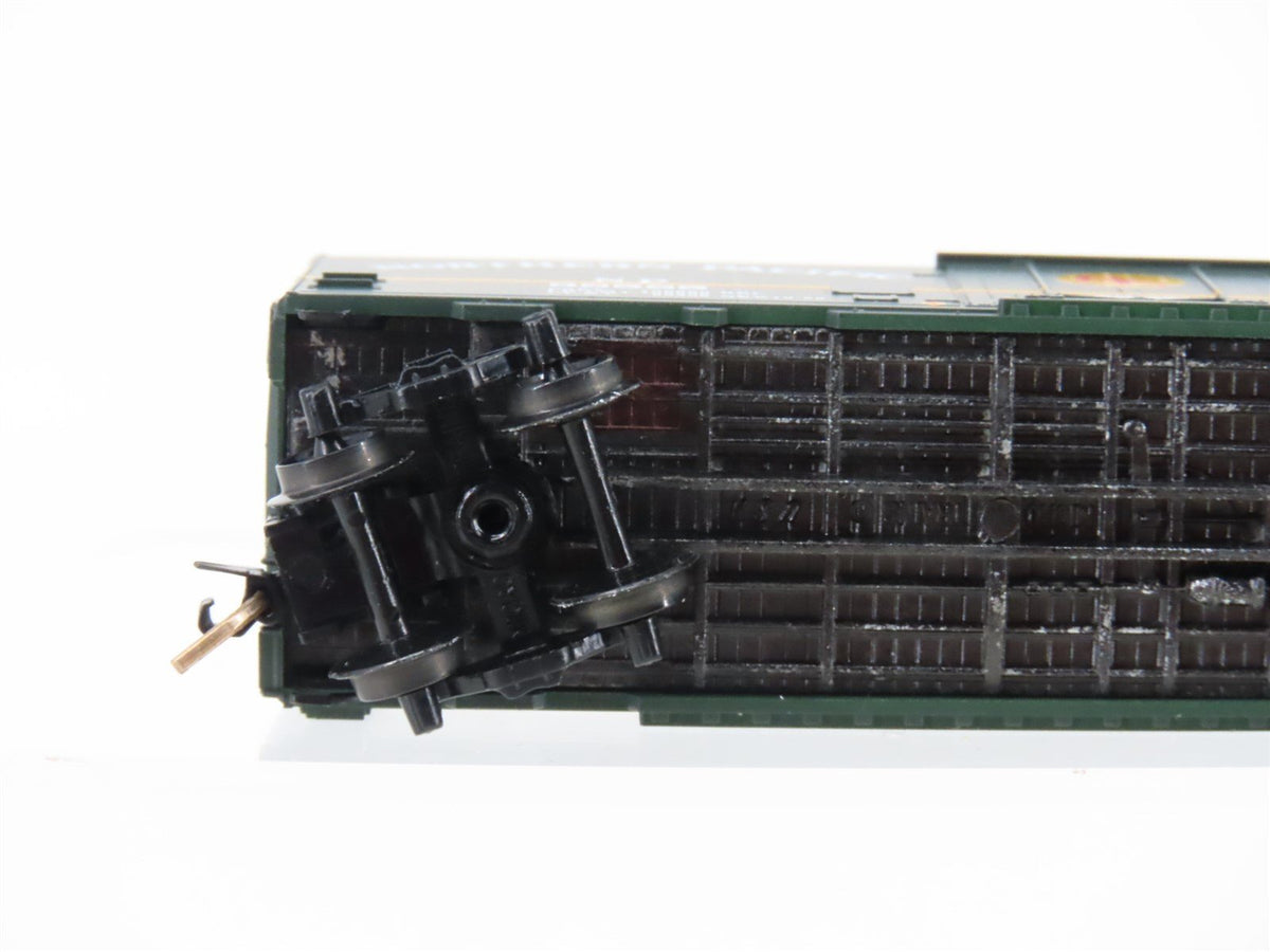 N Scale Micro-Trains MTL 21210 NP Northern Pacific 40&#39; Plug Door Box Car #98585