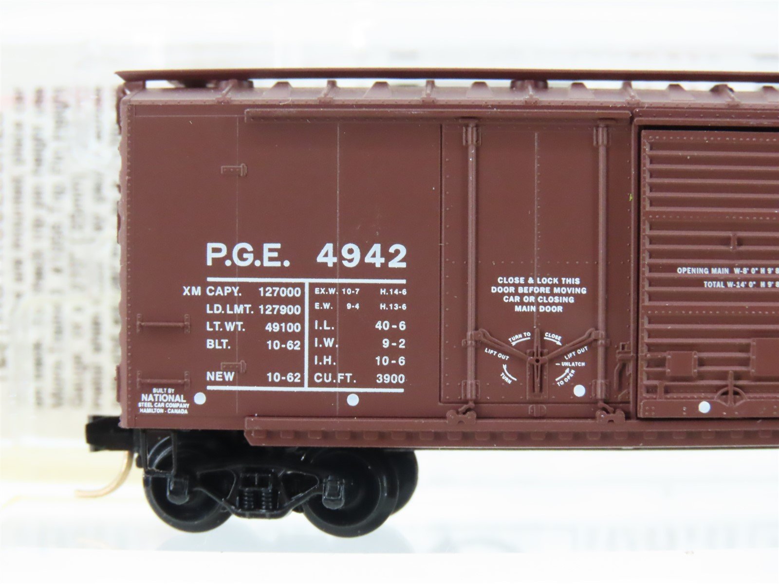 N Scale Micro-Trains MTL 22070 PGE Pacific Great Eastern 40' Box Car #4942