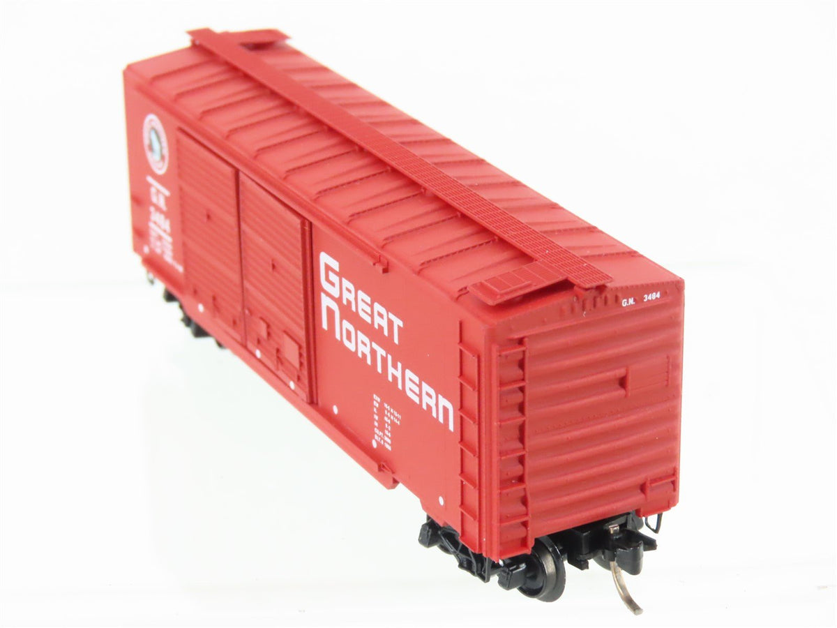 N Scale Micro-Trains MTL 23210 GN Great Northern 40&#39; Circus Box Car #3484