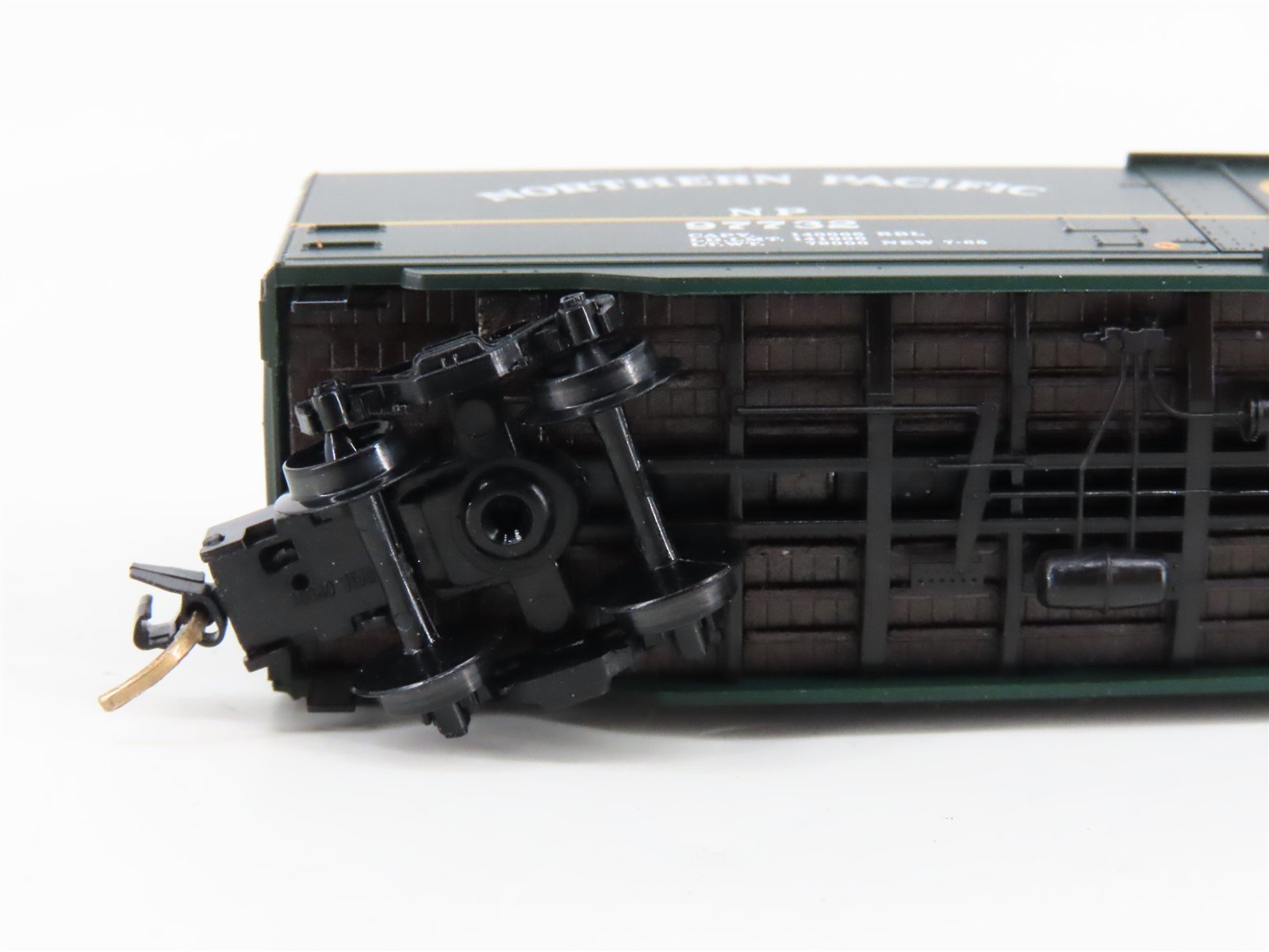 N Scale Micro-Trains MTL 32200 NP Northern Pacific 50' Standard Boxcar #97732