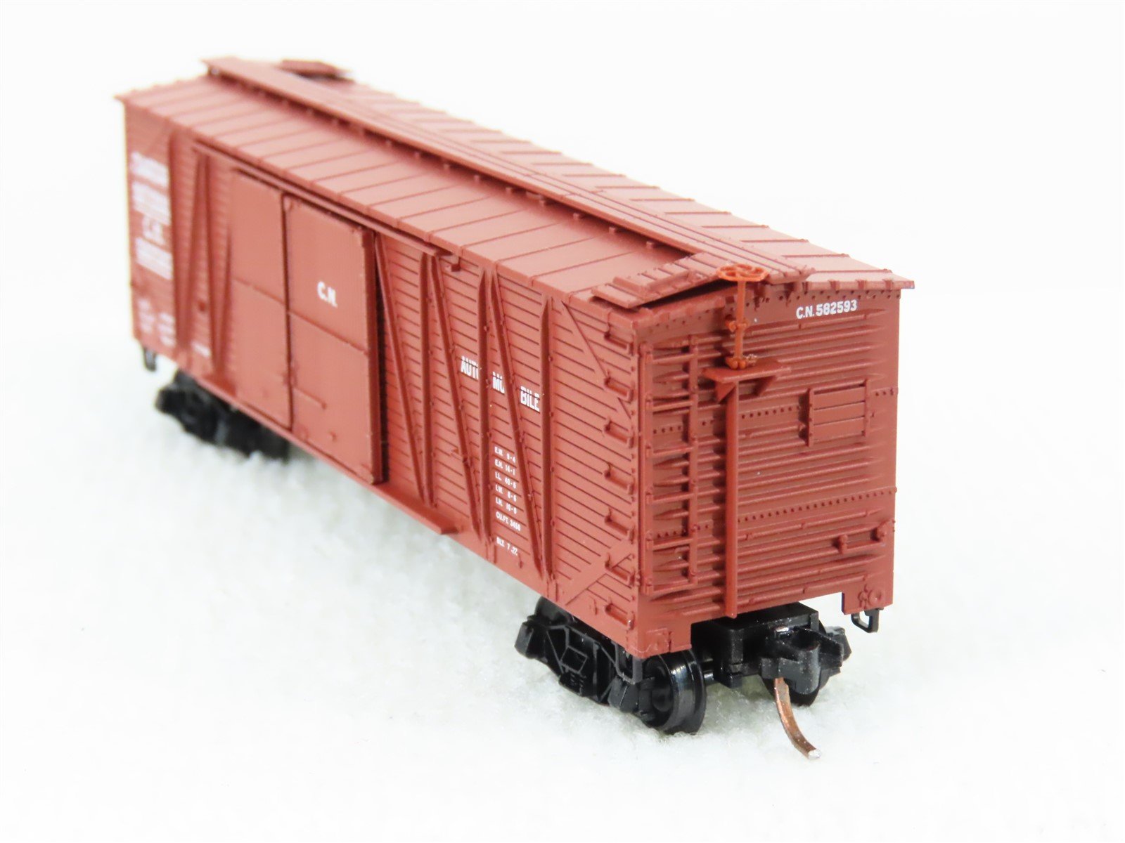 N Scale Micro-Trains MTL 40010 CN Canadian National 40' Braced Boxcar #582593