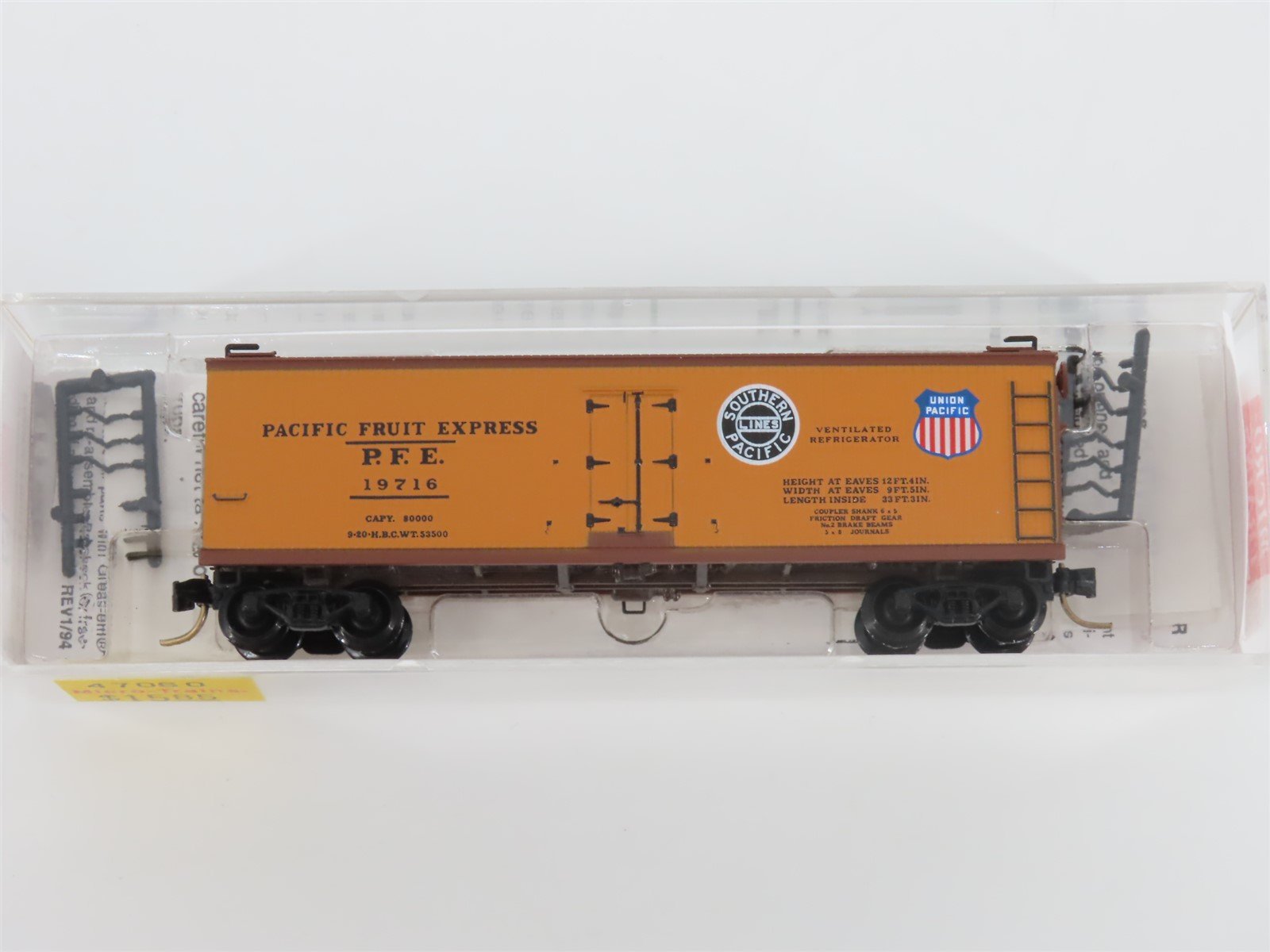 N Scale Micro-Trains MTL 47060 SP UP PFE Pacific Fruit Express 40' Reefer #19716